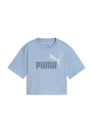 T-shirt court bleu clair en coton, avec un logo "PUMA" gris et une silhouette de chat sautant blanche sur le devant. Manches courtes, col rond.