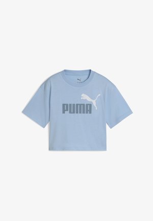 Camiseta corta de color azul claro en algodón, con un logo gris de "PUMA" y una silueta blanca de un gato saltando en el frente. Mangas cortas, cuello redondo.