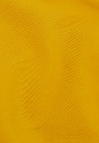 Gele stof met textuur en een geribd patroon, met een gladde oppervlakte en consistente kleurdiepte. Ideaal voor verschillende toepassingen.