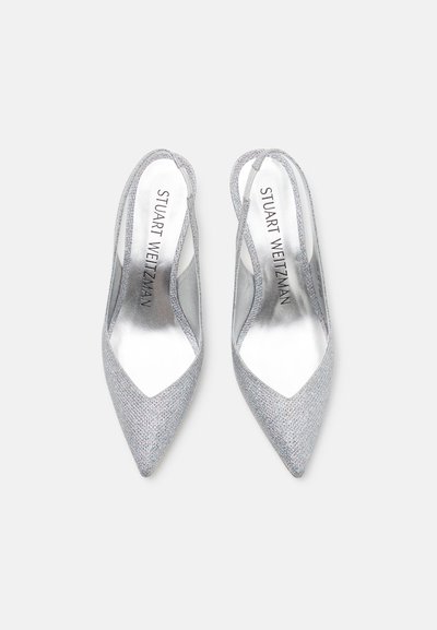 Tacones plateados tipo slingback con punta afilada, superficie texturizada y acentos brillantes. Cuenta con una correa delgada y una plantilla acolchada para mayor comodidad.