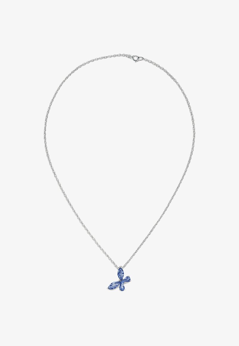 Collana in argento con pendente a forma di farfalla decorato con gemme blu a forma di marquise e goccia, con una finitura testurizzata e scintillante.