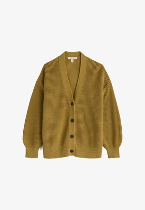 Cardigan couleur moutarde, texture côtelée, manches longues, col en V, avec cinq boutons foncés sur le devant et coupe ample.