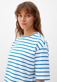 s.Oliver MIT STREIFEN - T-Shirt print - royalblau