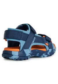 Námořnické modré a nebesky modré sandály s nastavitelnými popruhy, oranžovými akcenty, prodyšným síťovaným svrškem a venkovní podrážkou s vzory.