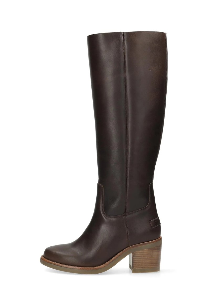 Bota de cuero marrón hasta la rodilla con una puntera ligeramente redondeada y un tacón apilado. Presenta paneles laterales de elastano y una textura suave.