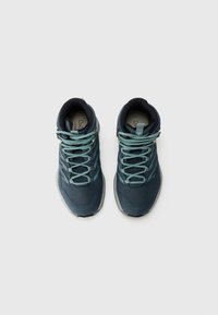 Blauwe wandelschoenen met een middenhoog ontwerp, voorzien van een gestructureerde bovenkant, lichtblauwe accenten en een vetersluiting met duurzame hardware.
