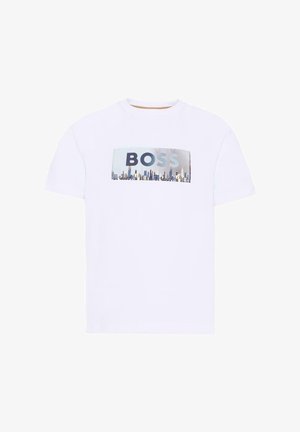 Wit katoenen T-shirt met een rechthoekige afbeelding met de tekst "BOSS" in vetgedrukte letters en een stadsgezicht illustratie. Korte mouwen.
