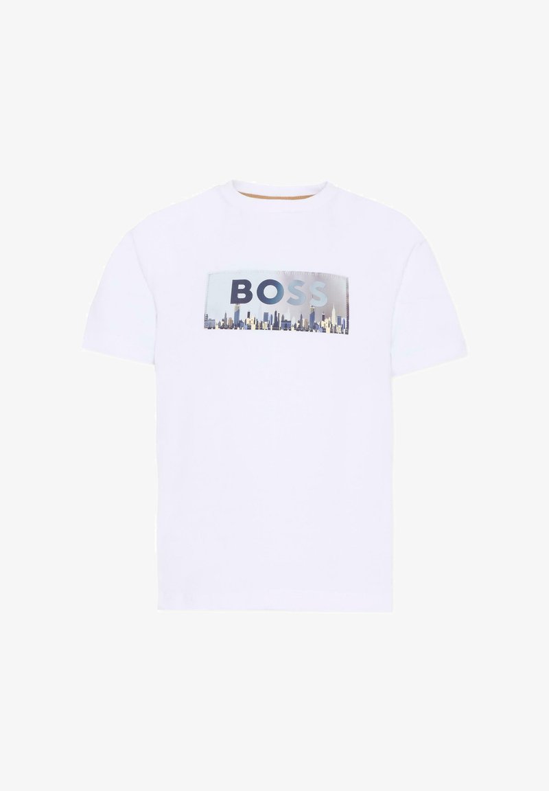 T-shirt en coton blanc avec un motif rectangulaire affichant le texte « BOSS » en lettres majuscules et une illustration de la silhouette d'une ville. Manches courtes.
