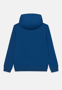 Sudadera azul de manga larga con puños y cintura ajustados, vista desde la parte posterior sobre un fondo blanco.