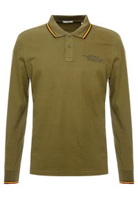 Zielona oliwkowa koszulka polo z długim rękawem i klasycznym kołnierzykiem, ozdobiona żółtymi i czarnymi paskami oraz szczegółowym napisem na piersi.