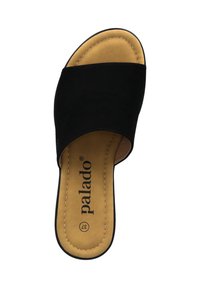 Sandal in suede nero con una ampia fascia superiore e una soletta imbottita color tan. Presenta dettagli cuciti e una suola in gomma.
