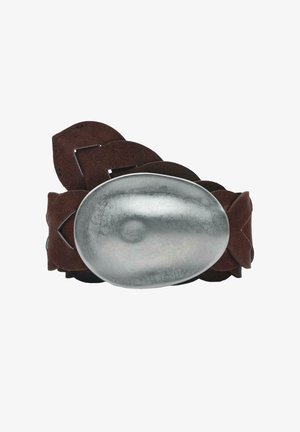 Curea maro din piele cu o cataramă mare, ovală, din metal argintiu texturat, având bucle de piele suprapuse pe un fundal alb.