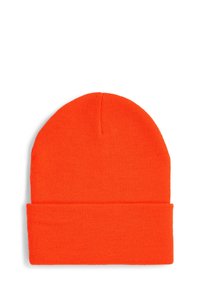 Oranje gebreide beanie met een omgeslagen rand, met een gladde textuur en een snugge pasvorm, ontworpen voor warmte en comfort.