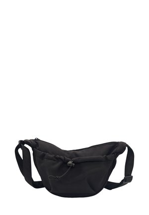 Sac banane en tissu noir de forme arrondie, avec une sangle réglable, un dessus zippé et un bord supérieur froncé. Dispose d'un cordon à bascule pour la fermeture.