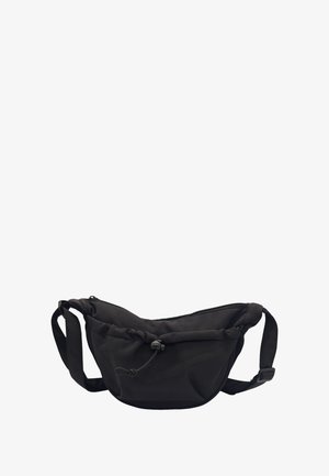 Sac banane en tissu noir de forme arrondie, avec une sangle réglable, un dessus zippé et un bord supérieur froncé. Dispose d'un cordon à bascule pour la fermeture.