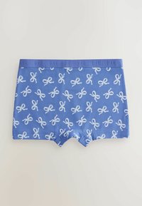 Kék pamut boxer alsó, ismétlődő fehér masni mintával, rugalmas derékkal és puha textúrával.