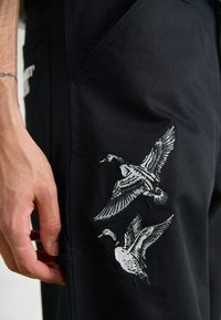 Carhartt WIP DUCKS SINGLE KNEE PANT - Kelnės - black