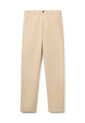 Beige gerade geschnittene Hose mit Fronttaschen, Gürtelschlaufen und Knopfverschluss an der Taille vor weißem Hintergrund.