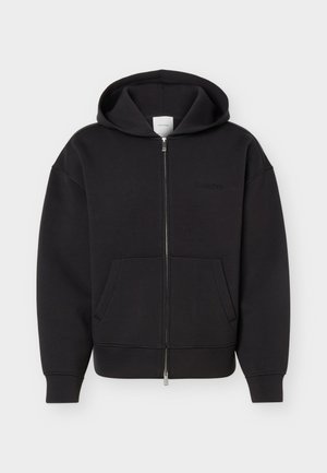 Sort lynlås-hoodie med forlommer, lange ærmer og hætte, vist på en ensfarvet lys baggrund.