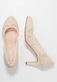 Anna Field Pumps - white