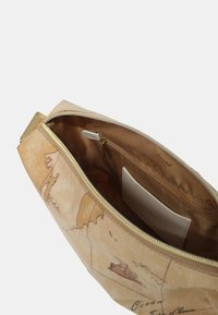 Borsa a tracolla con un esterno di colore marrone chiaro con motivo a mappa; chiusura con zip; foderatura in tessuto beige con una piccola tasca con zip e portacarte.