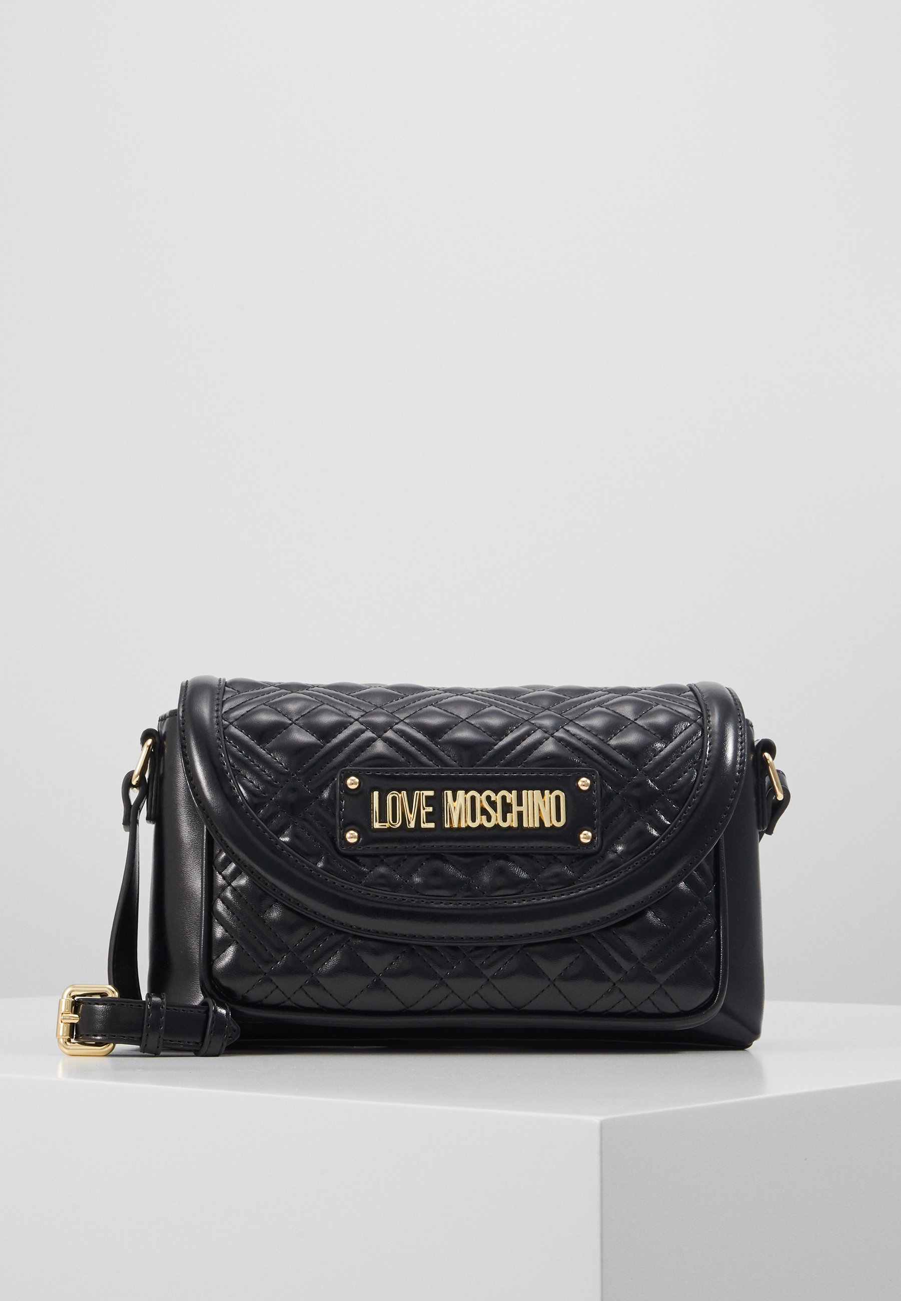Love Moschino Väskor Dam online Hitta trendiga väskor hos Love Moschino Väskor Dam online Hitta trendiga väskor hos
