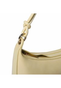 Stilfuld gul lædertaske med en fletning strap, hardware i guld tone og en lynlåslomme til sikker opbevaring.