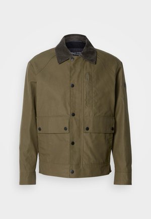 Giacca verde oliva realizzata in tessuto testurizzato, con colletto in corduroy marrone, bottoni a pressione, due tasche frontali e una tasca sul petto con zip.