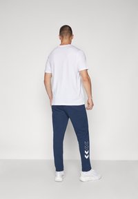 Hummel ELEMENTAL TAPERED PANTS - Joggebukse - dress blues