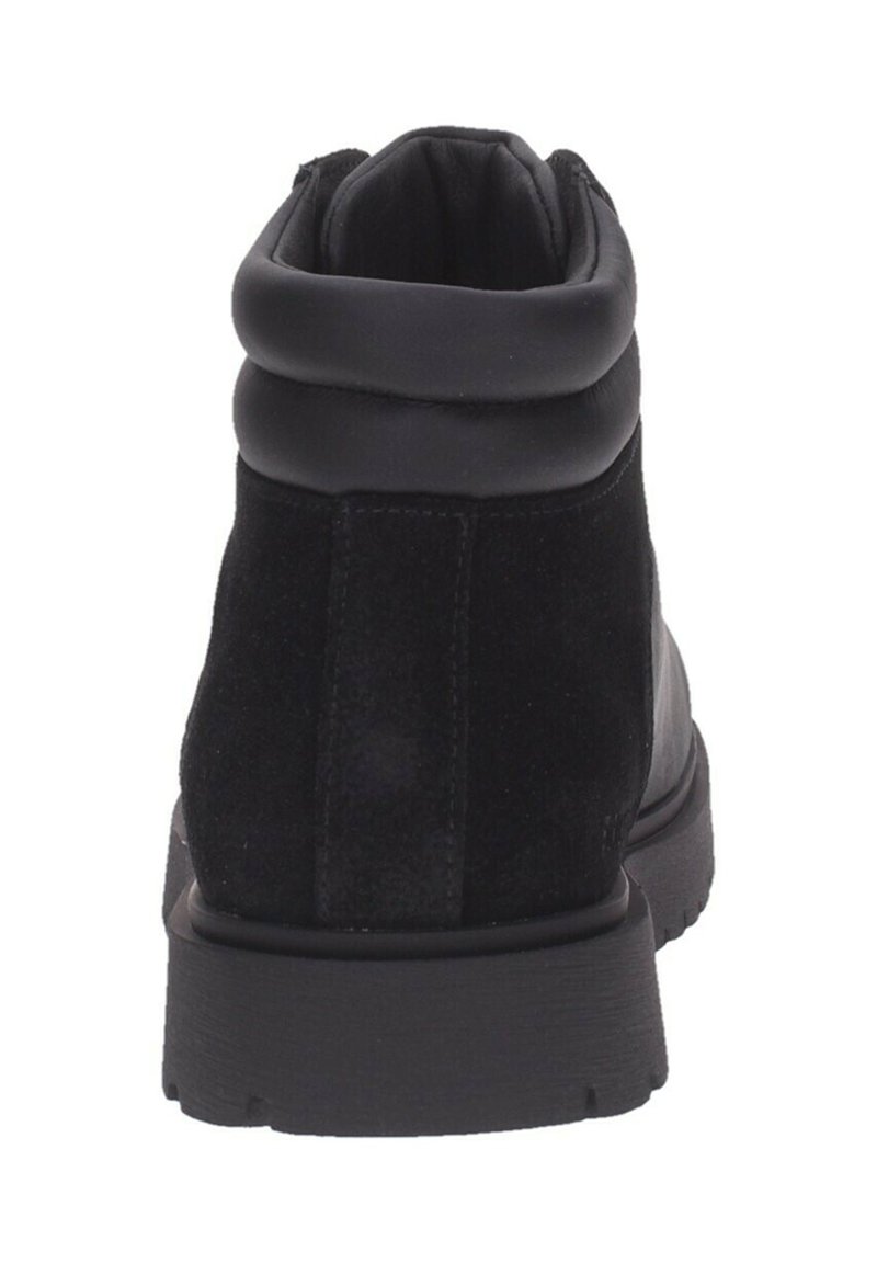 Botines negros con parte superior de cuero suave, acentos de ante y suela de goma texturizada. Cuello acolchado para mayor comodidad.