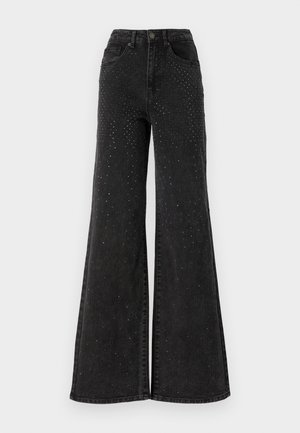 Jean large en denim noir avec une taille haute, ornés de petits strass au niveau des poches avant, présentant un design classique à cinq poches.