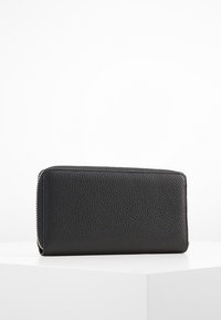 Portafoglio in pelle nera con una finitura testurizzata, forma rettangolare e chiusura con zip lungo il bordo superiore. Design semplice senza motivi evidenti.