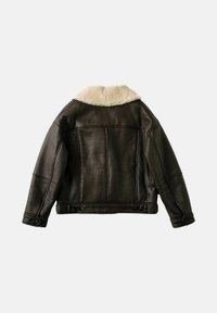 Brun læderjakke med en hvid shearling-krave, knapdetaljer på ærmerne og et tætsiddende design. Bagsiden viser panel-syninger.