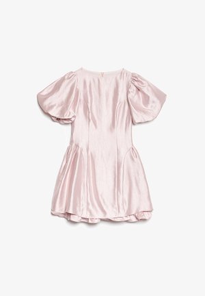 Lühike roosa satiinist kleit puffy varrukatega, istuva lõikega ülakehaosa, lehviva seelikuga ja tõmblukuga taga. Sile tekstuur, minimaalsed kaunistused.
