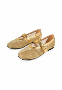 Gouden mesh ballerina's met een ronde neus, diagonale band en cirkelvormige hardware detail. Kenmerkt zich door een ademend ontwerp en platte zool.