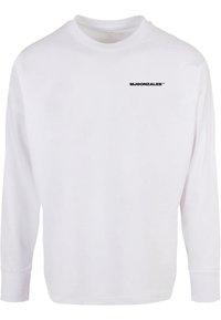 Biela dlhá košeľa s dlhým rukávom vyrobená z bavlny, s okrúhlym výstrihom, manžetami na rukávoch a čierne potlačeným logom "MJGONZALES™" na hrudi.