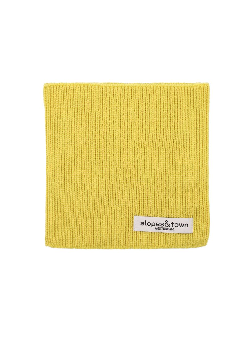 Scaldacollo giallo lavorato a maglia con una texture a costine e un'etichetta ricamata con la scritta "slopes & town AMSTERDAM". Design compatto a forma quadrata.