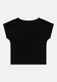 Černý krátký rukáv crop top s kulatým výstřihem. Měkká, hladká tkanina s čistým švem a bez viditelných vzorů nebo akcentů.