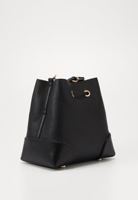Bolso tipo bucket negro hecho de cuero texturizado con una base lisa. Presenta detalles en dorado y un cierre de cordón en la parte superior.