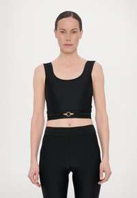 Top corto nero realizzato in materiale elasticizzato, con scollatura tonda, spalline larghe e un dettaglio con chiusura frontale che presenta un anello dorato.