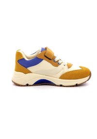 Sneaker met een crèmekleurig canvas bovenwerk, bruin suède accenten en een blauwe zijpaneel. Beschikt over een gestructureerde rubberen zool en veters. Inclusief klittenbandsluiting.