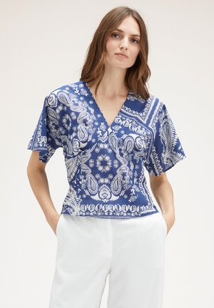 Blauw paisleydessin blouse met V-hals, korte mouwen en een ontspannen pasvorm. Glad materiaal met witte bloemenaccenten en een modern ontwerp.