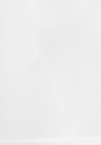 Matériau textile blanc avec une surface lisse et légèrement texturée. Présente une couleur uniforme et propre sans motifs ni accents visibles.