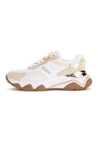 Sneaker bianca con accenti beige, caratterizzata da una parte superiore testurizzata e un dettaglio dorato lucido sul tallone. Suola in gomma con motivo a zigzag.