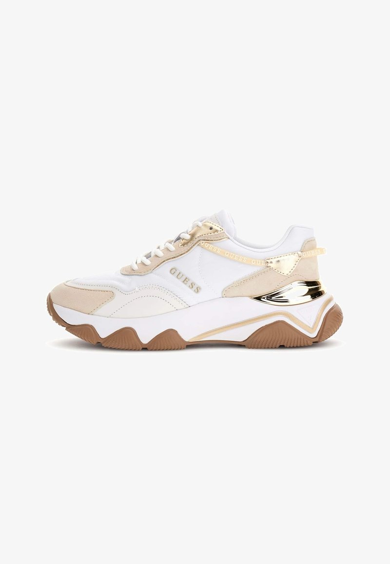 Sneaker bianca con accenti beige, caratterizzata da una parte superiore testurizzata e un dettaglio dorato lucido sul tallone. Suola in gomma con motivo a zigzag.