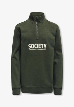 Sudadera de color verde oscuro, de manga larga y con un alto cuello con cremallera. Presenta un gráfico en blanco con la palabra "SOCIETY" y una textura sutil. Puños y dobladillo de canalé.