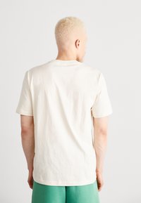 adidas Originals ADICOLOR TREFOIL - Nyomott mintás póló - white