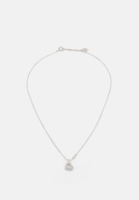 Colier din argint cu pandantiv în formă de inimă, având detalii intricate și o suprafață strălucitoare. Lanțul include un sistem de închidere tip crab.