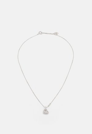 Zilveren ketting met een hartvormige hanger, met complexe details en een sprankelend oppervlak. De ketting heeft een hondenhalsband-sluiting.