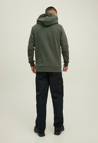 Jack & Jones TECH LOGO - Kapuzenpullover - forest night
